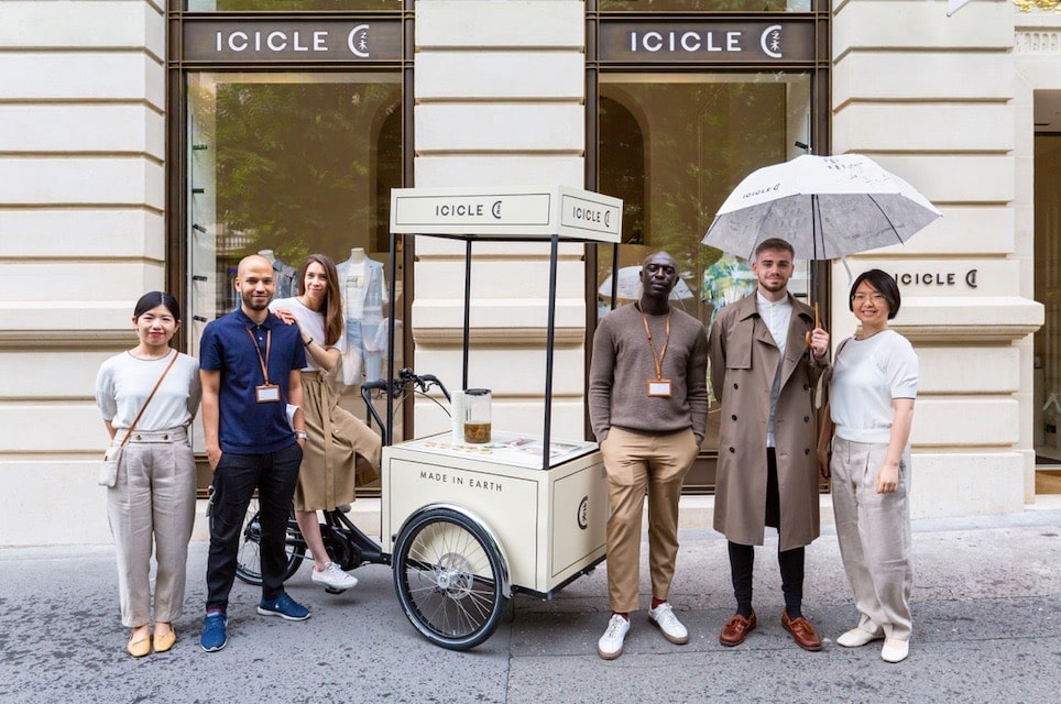 VeloExpo pour la marque de prêt à porter de luxe ICICLE, avenue George V à Paris, France. Animation retail. Campagne drive-to-store avec vélo triporteur personnalisé stop-trottoir. Campagne communication ooh hors-media par activation affichage mobile digital avec vélo triporteur publicitaire street marketing | Velo Expo | Agence Veymont