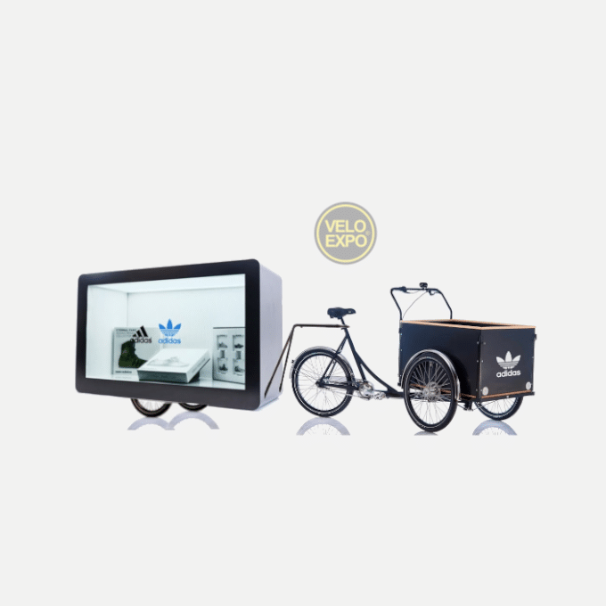 Velo-triporteur-cargo-vitrine-mobile-eclairee-xxl-animation-distribution-affichage-mobile-ooh-dooh-street-marketing-publicite-cargo-triporteur-classique-ou-assistante-electrique-France - vélo triporteur pour animation à vélo et activation street marketing à vélo publicitaire | Velo Expo