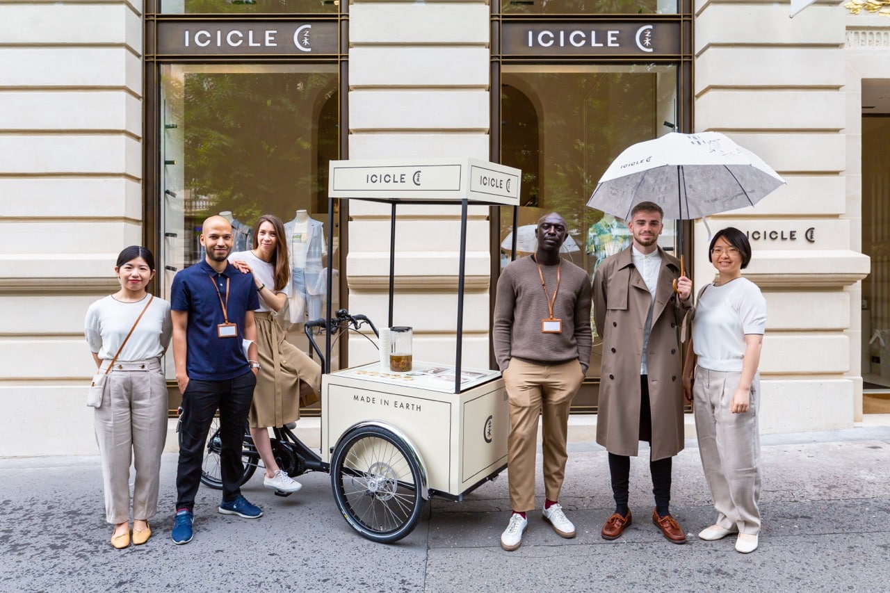 VeloExpo pour la marque de prêt à porter de luxe ICICLE, avenue George V à Paris, France. Animation retail. Campagne drive-to-store avec vélo triporteur personnalisé stop-trottoir. Campagne communication ooh hors-media par activation affichage mobile digital avec vélo triporteur publicitaire street marketing | Velo Expo | Agence Veymont