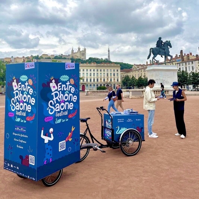 Pour la Ville de Lyon à Lyon campagne communication ooh hors-media par activation affichage mobile digital avec vélo triporteur publicitaire street marketing | Velo Expo | Agence Veymont