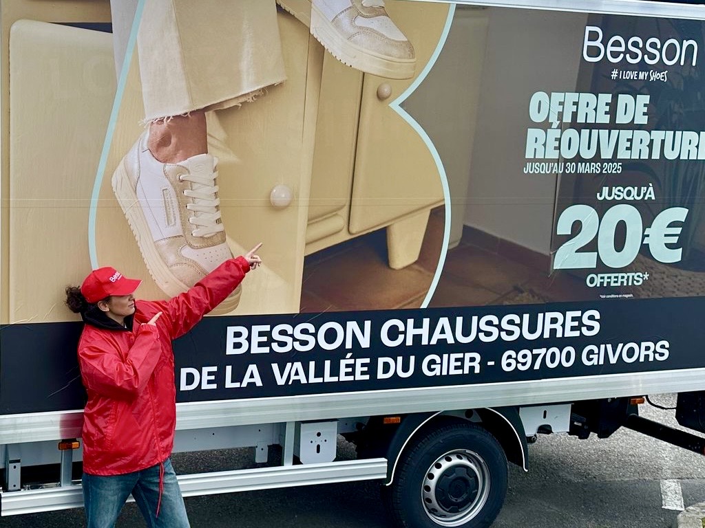 48 Veymont Events x Besson Chaussures - Givors 69 - 2025 - Activation OOH - Affichage mobile periurbain avec vehicule electrique - arche ballons biodegradables - reouverture du magasin retail proximite | Veymont