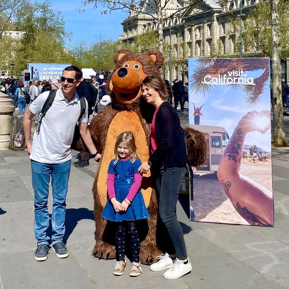 Veymont Events x Visit California - Paris - 2025 - Campagne de communication publicitaire evenementielle - camion van volkswagen personnalise - mascotte - animation culinnaire | Veymont
