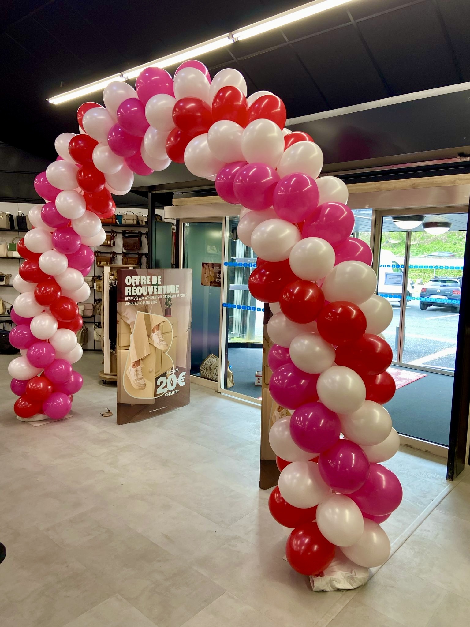 48 Veymont Events x Besson Chaussures - Givors 69 - 2025 - Activation OOH - Affichage mobile periurbain avec vehicule electrique - arche ballons biodegradables - reouverture du magasin retail proximite | Veymont