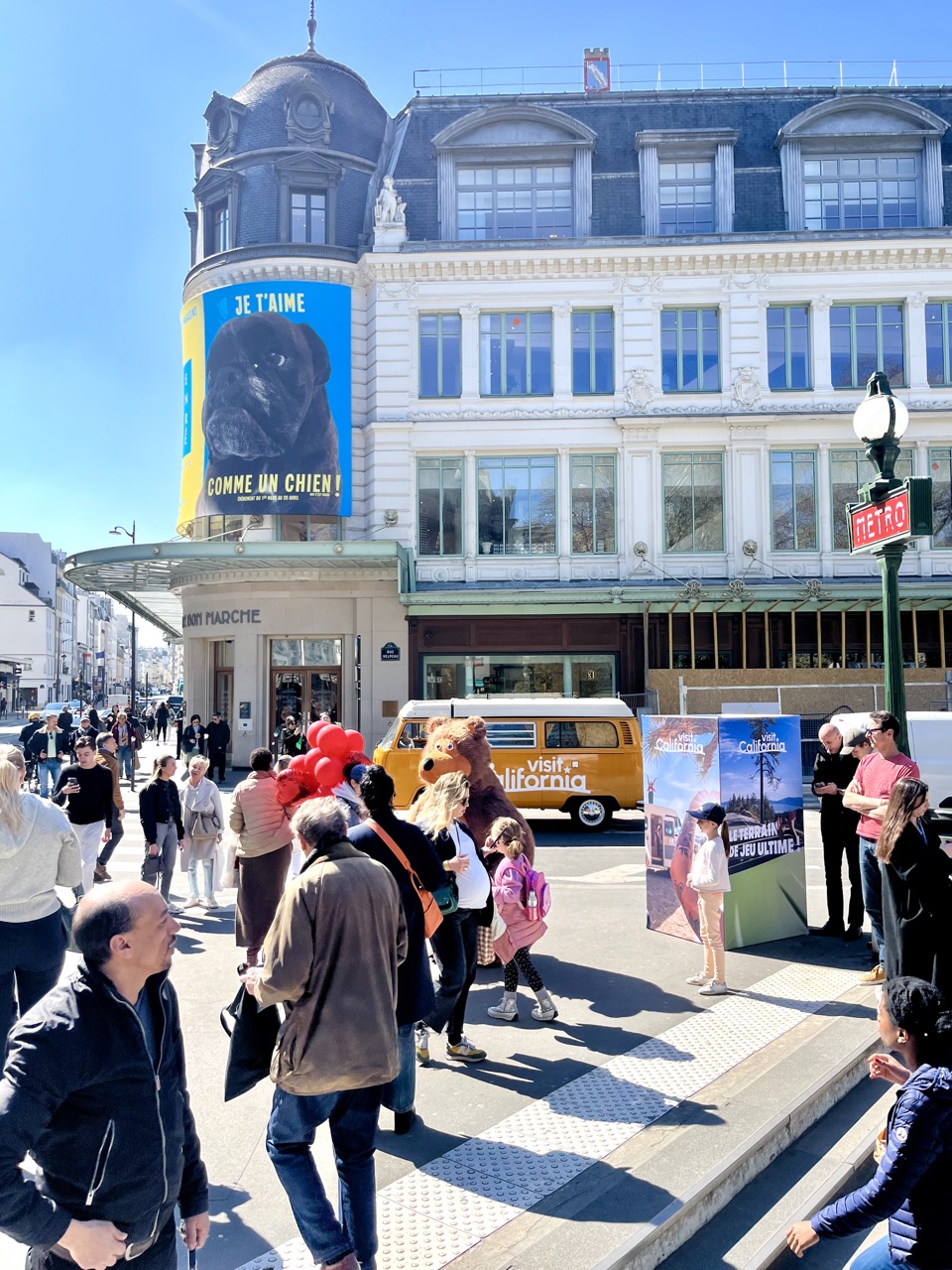 Veymont Events x Visit California - Paris - 2025 - Campagne de communication publicitaire evenementielle - camion van volkswagen personnalise - mascotte - animation culinnaire | Veymont
