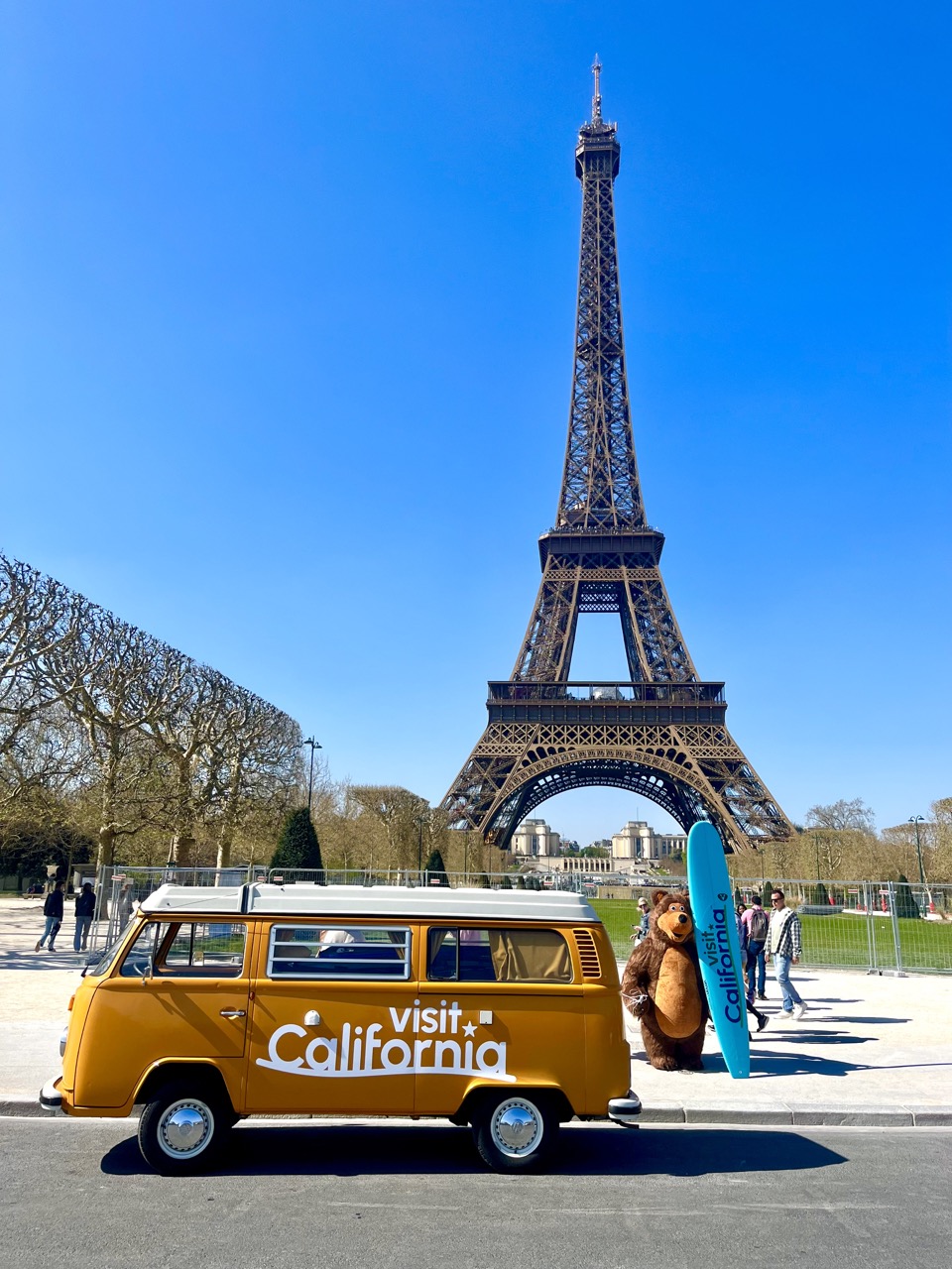 Veymont Events x Visit California - Paris - 2025 - Campagne de communication publicitaire evenementielle - camion van volkswagen personnalise - mascotte - animation culinnaire | Veymont