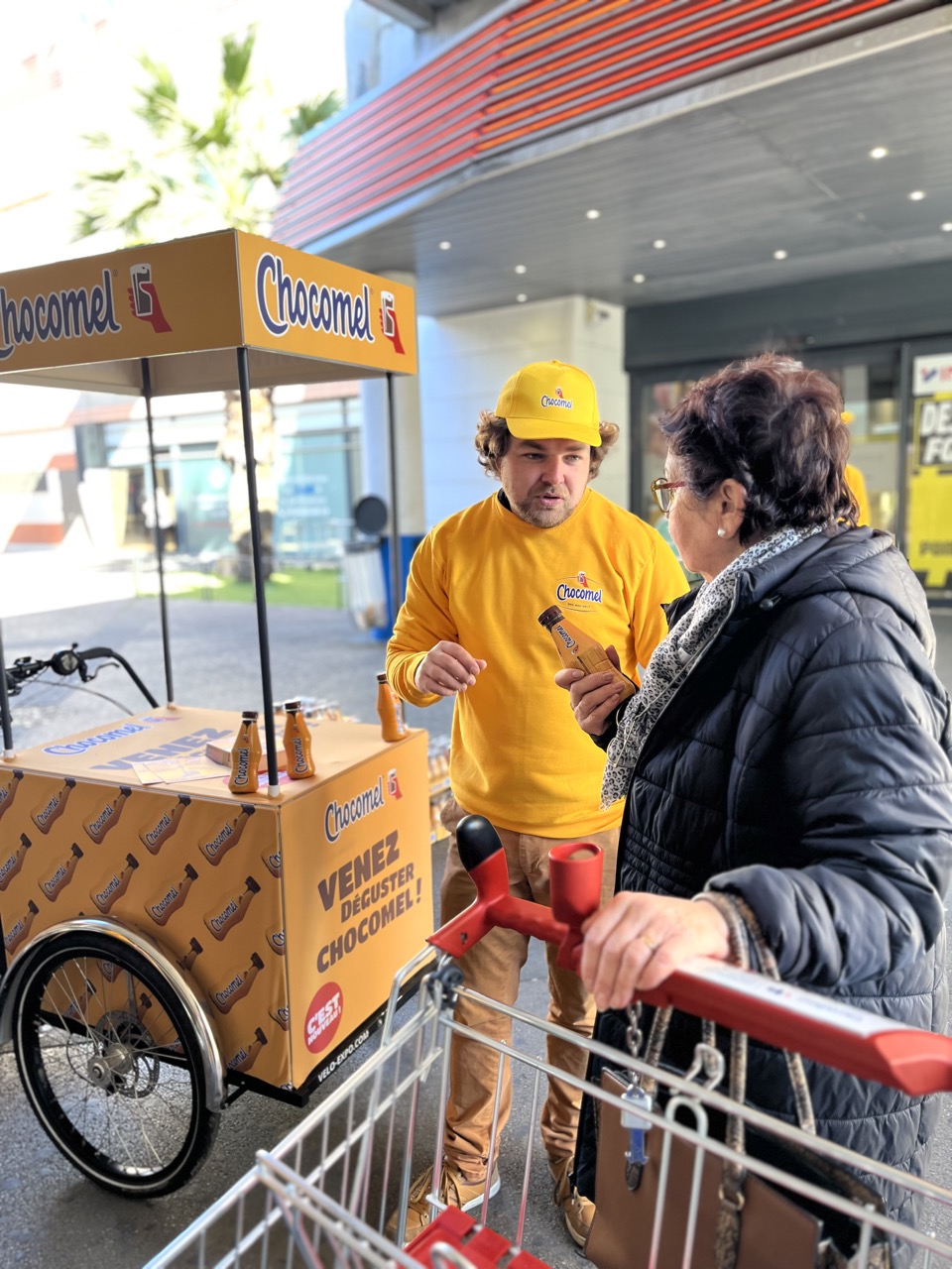 Distribution d’échantillons gratuits : Définition, Objectifs, Stratégies et Bonnes Pratiques