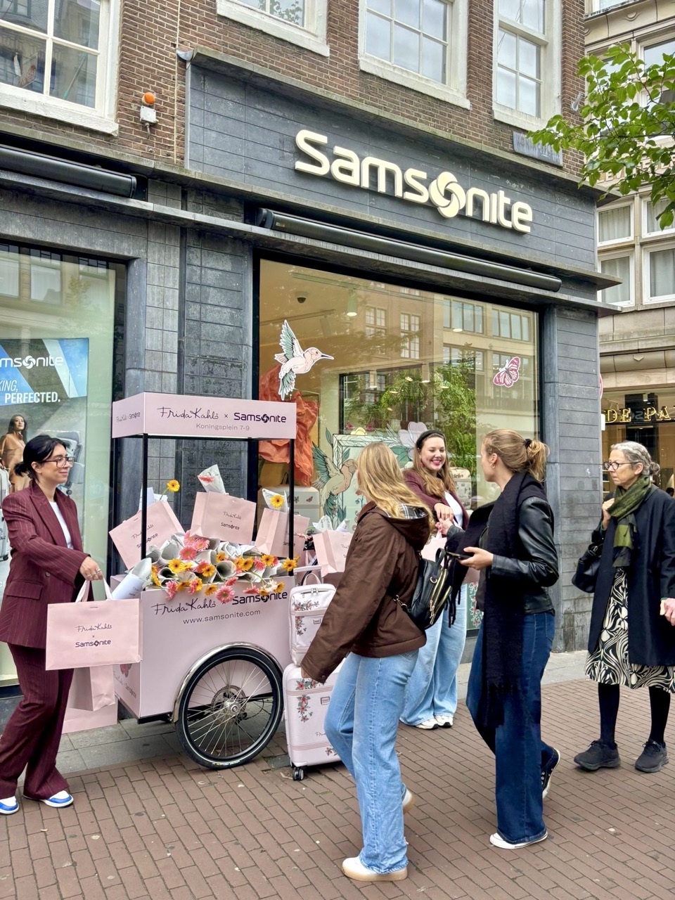Velo Expo pour Samsonite à Amsterdam. Activation retail : affichage mobile, distribution de goodies et de fleurs à vélo
