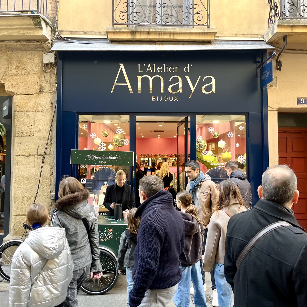 Veymont pour L’Atelier d’Amaya. Campagne nationale d’activation retail. Animation retail strop trottoir, distribution de chocolats chauds à vélo triporteur cargo. Objectifs : drive-to-store, augmentation des ventes