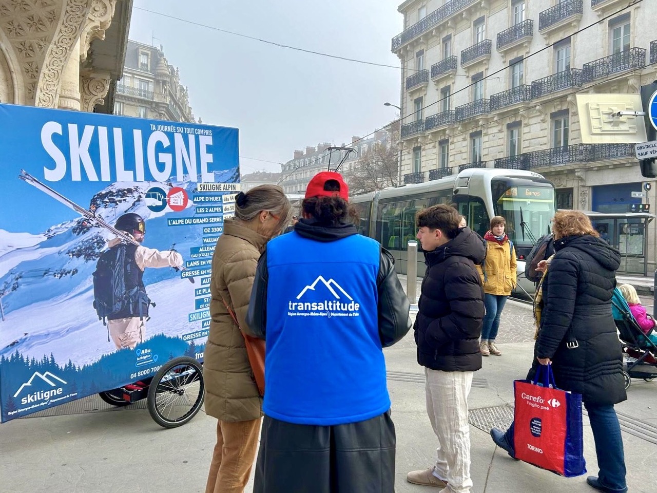 Grenoble place Victor Hugo - Street marketing - Veymont - Velo Expo x VFD - Skiligne Transaltitude - street marketing - velo affichage publicitaire - distribution flyers｜Veymont