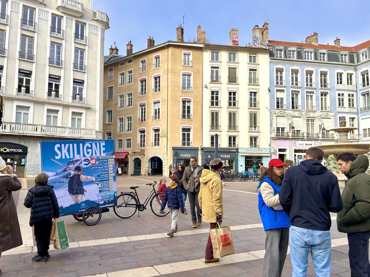 Grenoble Place Grenette - Veymont - Velo Expo x VFD - Skiligne Transaltitude - street marketing - velo affichage publicitaire - distribution flyers｜Veymont