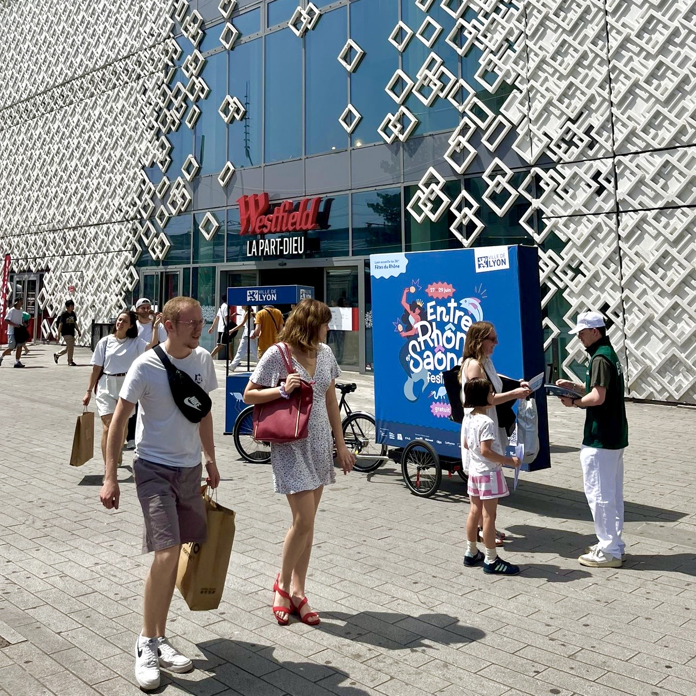 A Lyon, opération street marketing de distribution de magazines avec des vélos charrettes publicitaires personnalisés