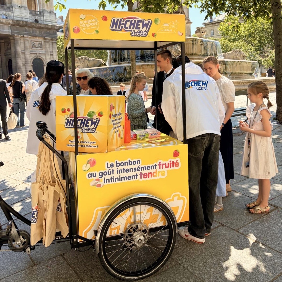 29 HI-CHEW-Street-MArketing-Activation-in-France-Samples-Distribution-with-a-Branded-Cargo-Bike | Veymont