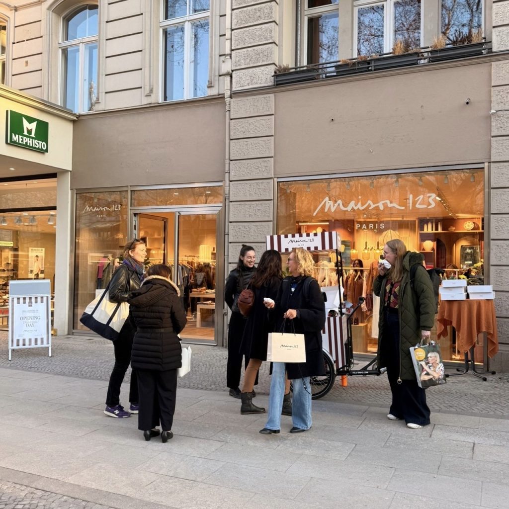 31 VEYMONT x MAISON 123 - Retail Activation in Berlin: Flower Distribution with a Branded Cargo Bike | Veymont