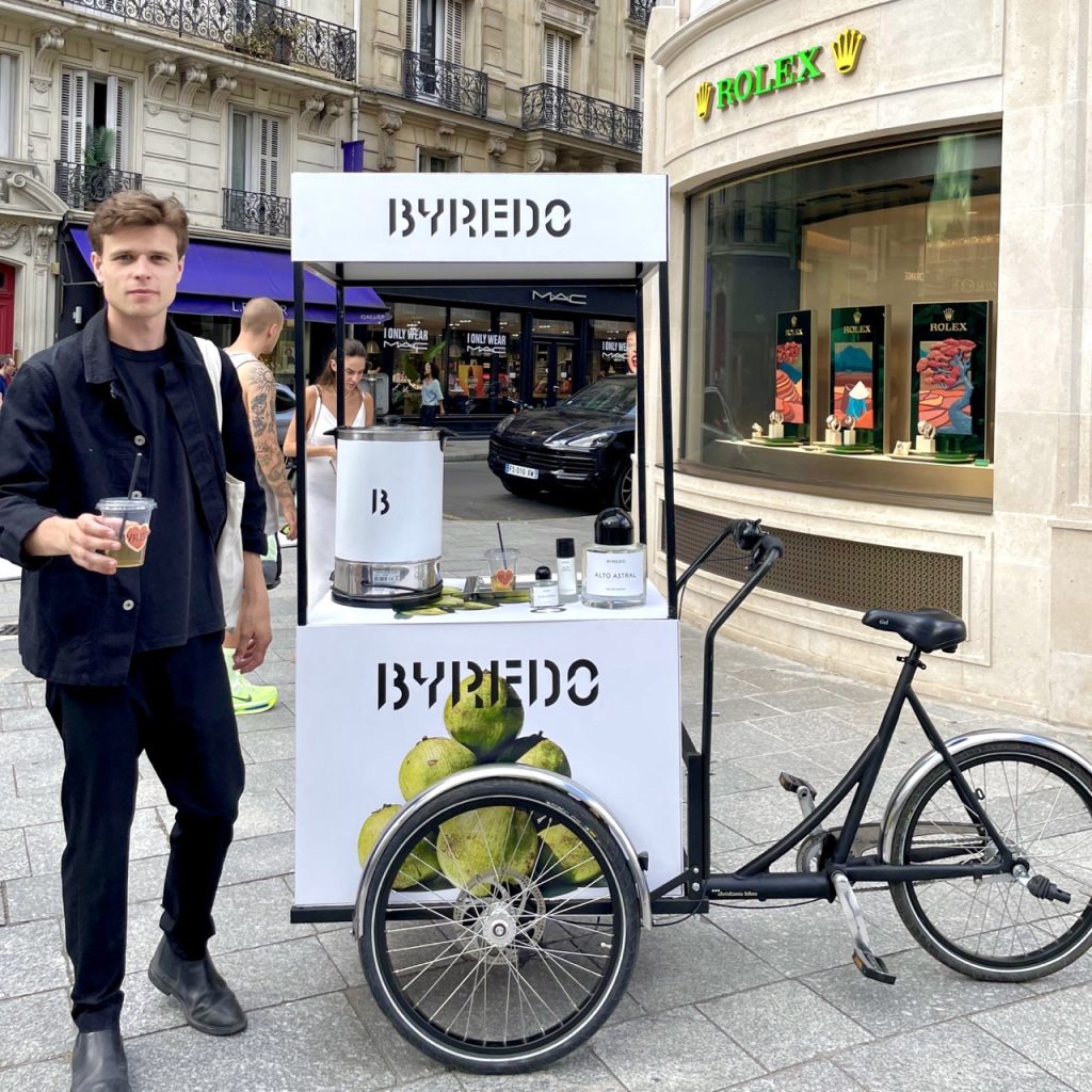 VEYMONT x PUIG - Byredo - activation street marketing - drive to store - distribution de boissons | Veymont.com