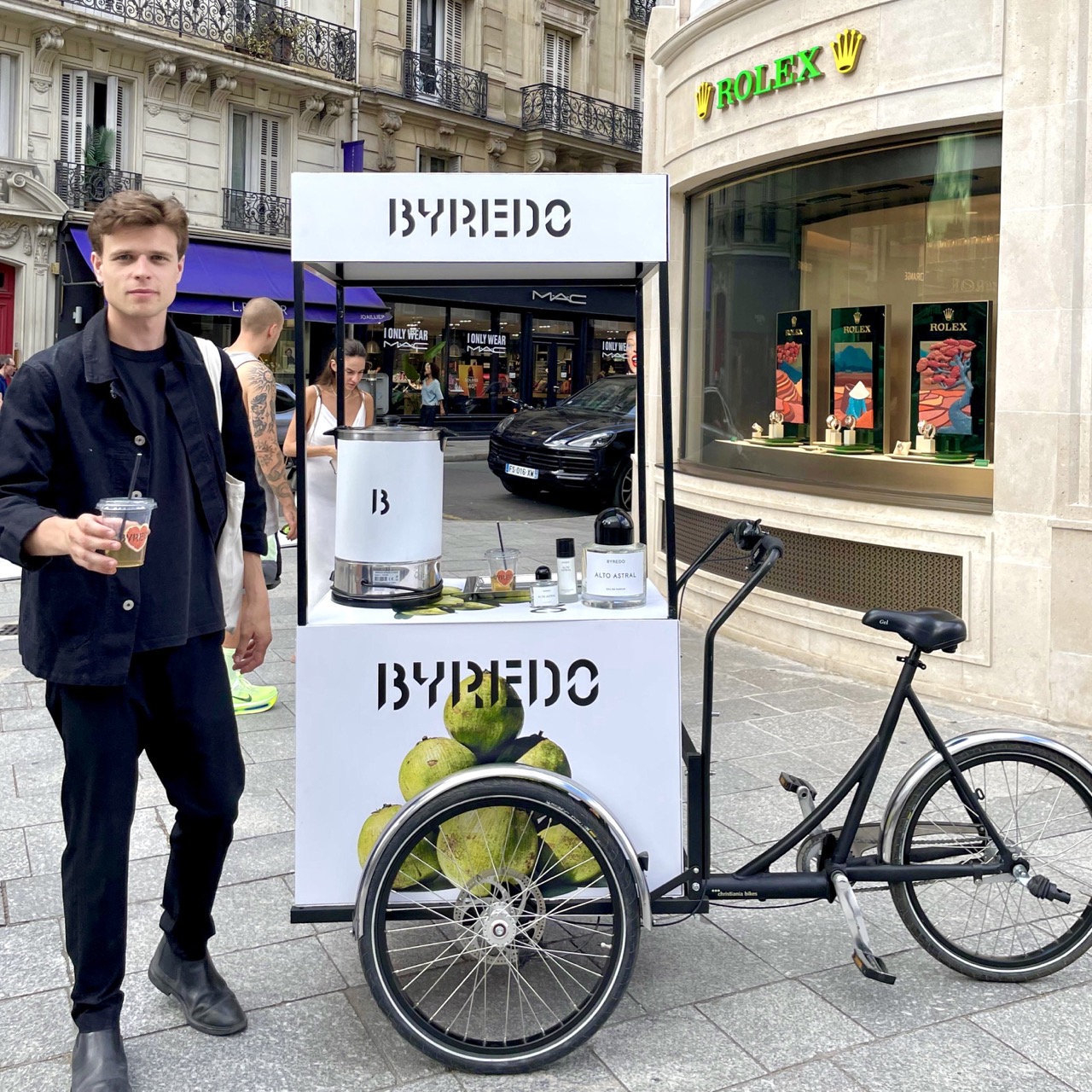 VEYMONT x PUIG - Byredo - activation street marketing - drive to store - distribution de boissons | Veymont.com